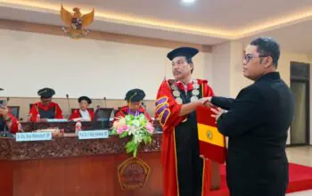 Dr. M. Arifin Menerima Ijasah S3 dari Dekan FISIP UNTAG Prof Rudi Handoko