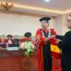Dr. M. Arifin Menerima Ijasah S3 dari Dekan FISIP UNTAG Prof Rudi Handoko