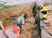 Langkah Kecil, Manfaat Besar: Babinsa Pangarengan dan Warga Bersihkan Jalan Desa